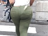 TIGHT JEANS ON BIG BOOTY